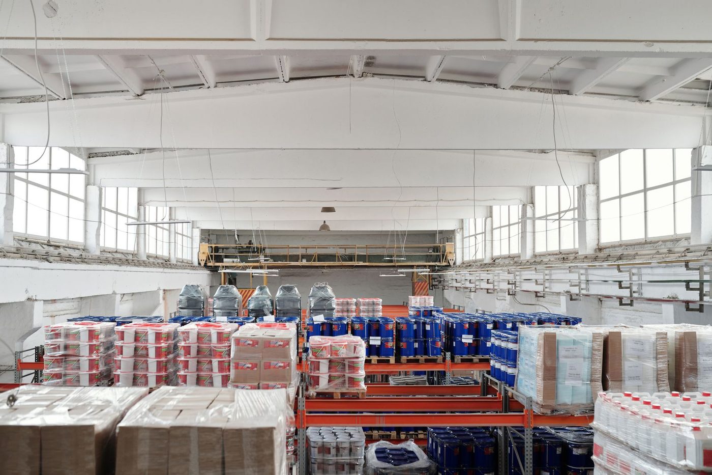 Almacén con pallets y cajas de producto listas para surtir pedidos