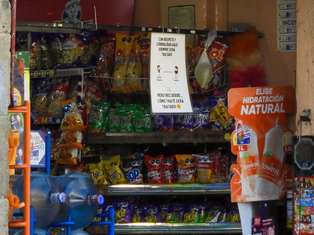 Tienda de barrio surtida de producto latino