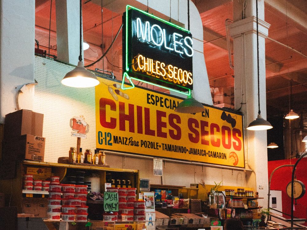 Puesto de chiles secos y especias en un mercado latino