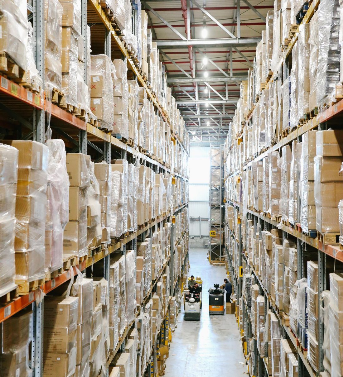 Pallets de cajas listos para despacho en el almacén mayorista